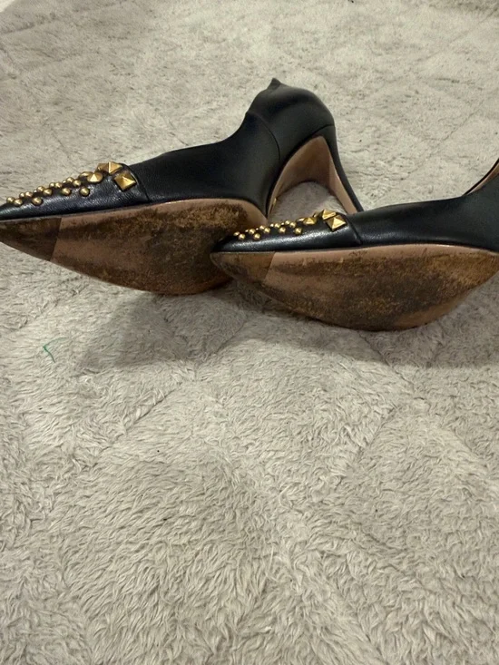 Gucci Black Leather Pointed Studded Pumps with Gold Accents - Picture 6 of 9